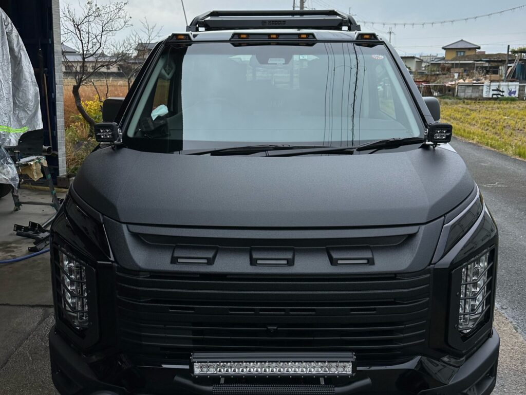 デリカD:5 ボンネット・パーツにラプターライナー塗装！二色塗り分けで