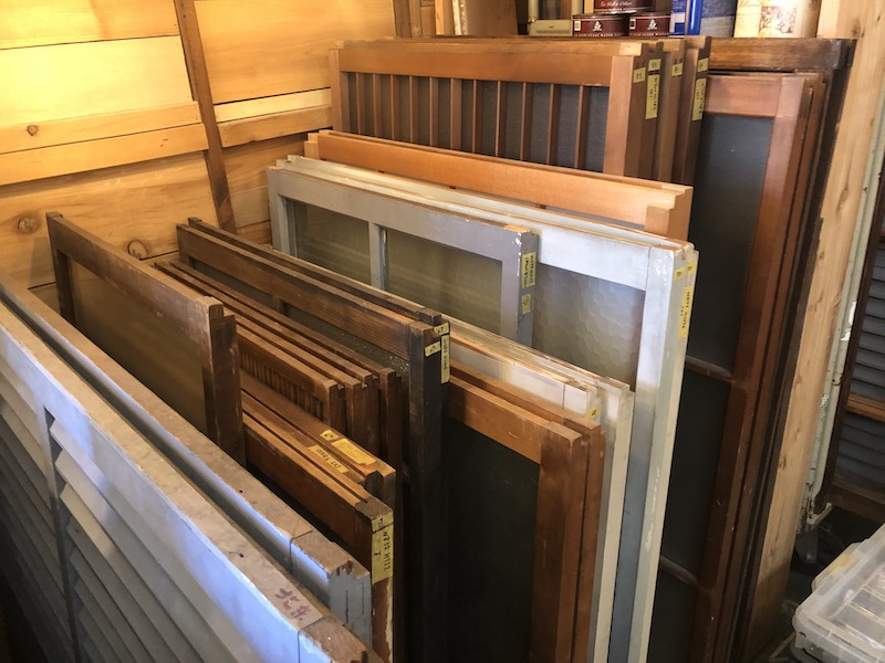 昭和レトロガラスが魅力 古建具の再利用 | レトロアンティークと