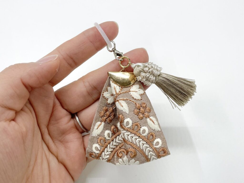 レシピ】インド刺繍リボンのタッセルキーホルダーの作り方【製作時間15