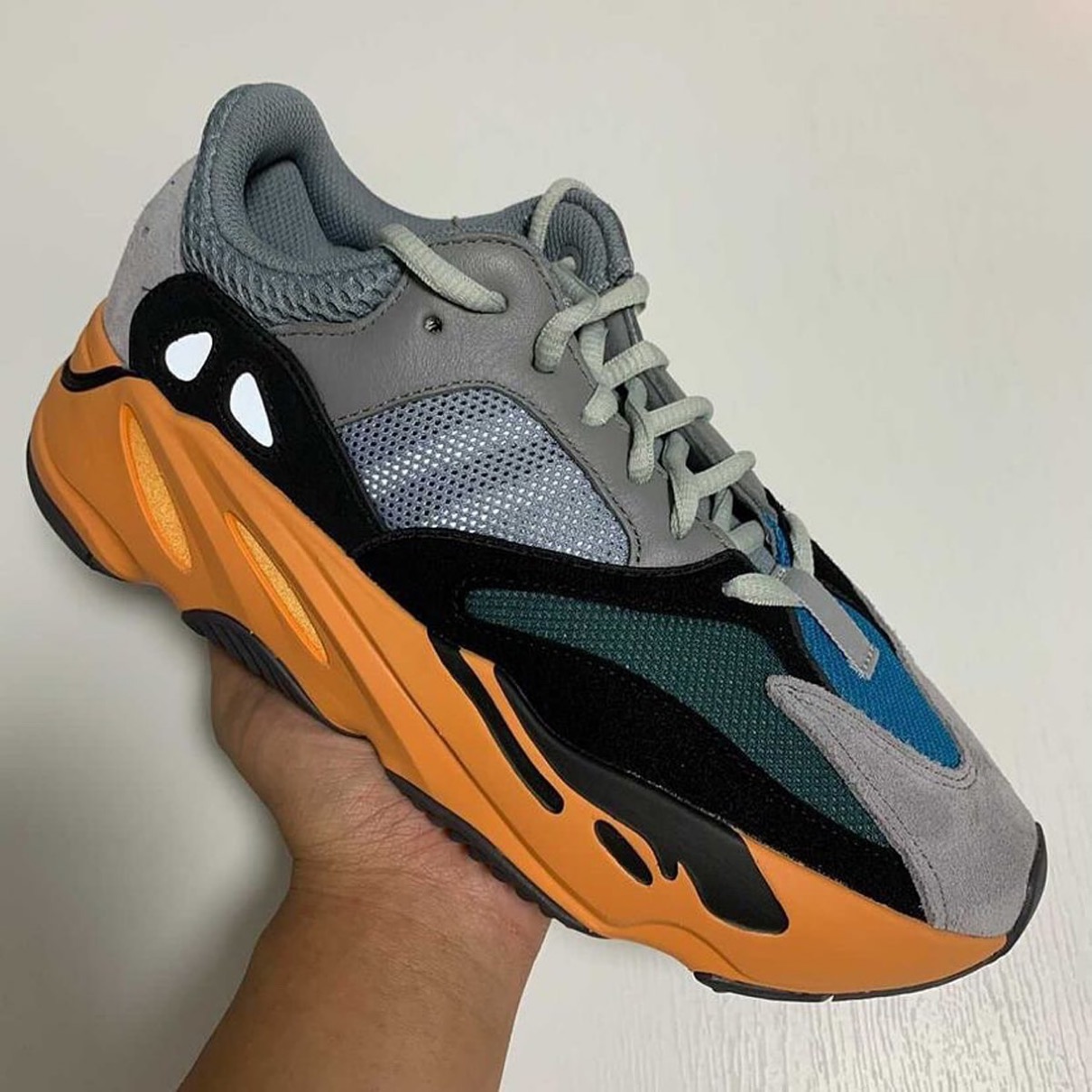adidas】YEEZY BOOST 700 “WASH ORANGE”が国内10月16日に発売予定 | UP
