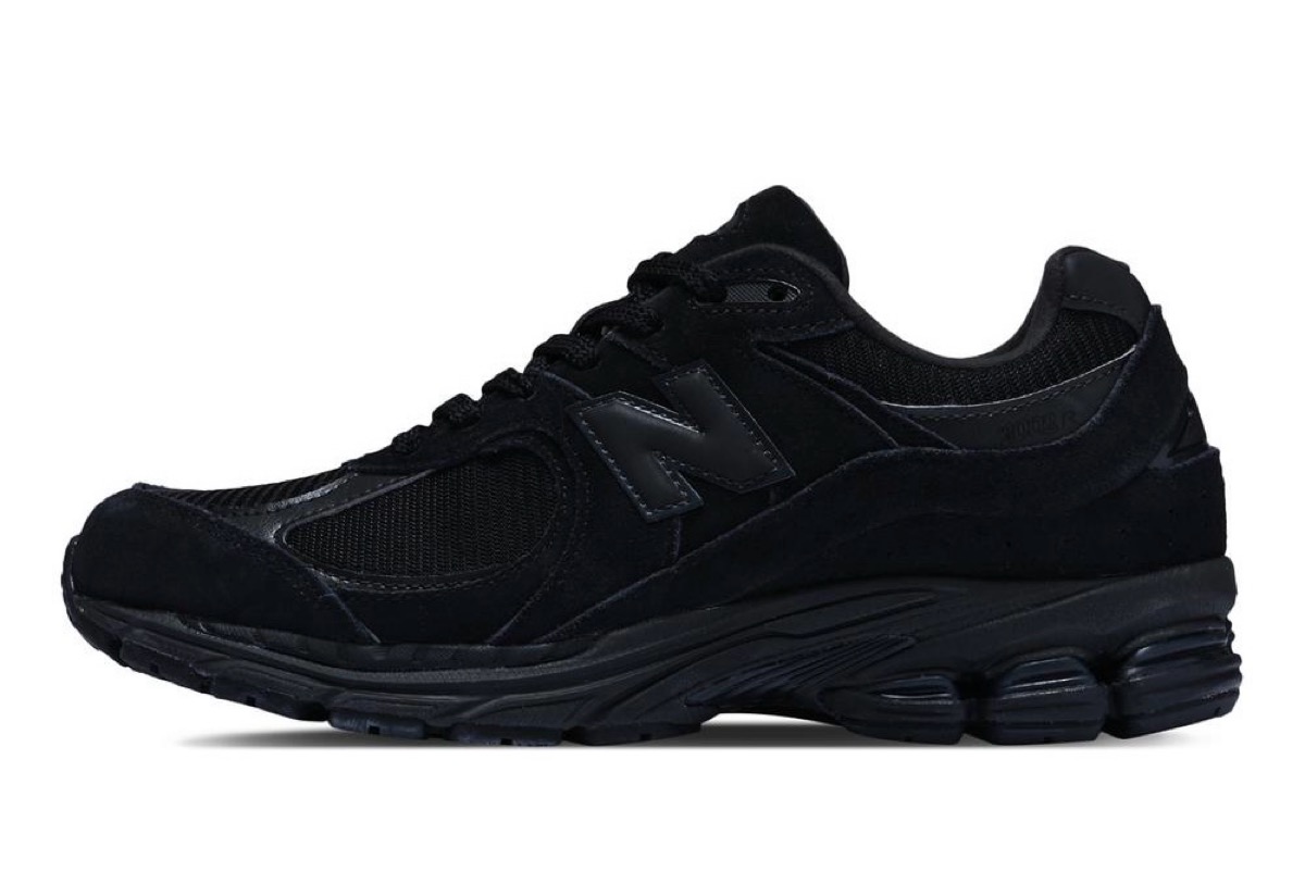 New Balance 2002R “Triple Black”の国内再販先行予約が開始［U2002RBL