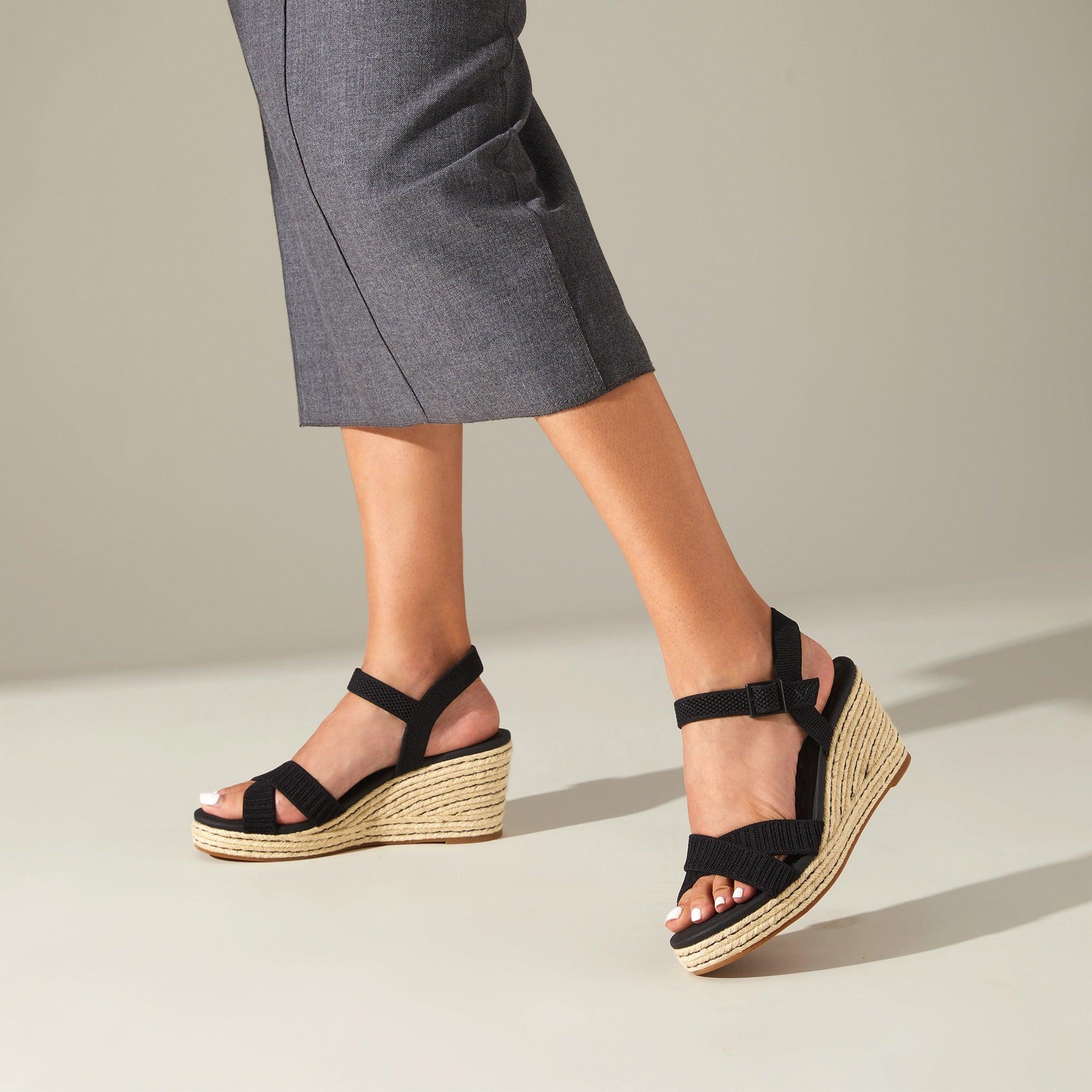 Sally Pro] AdaptAll™ ラウンドトゥ ウェッジヒール サンダル – VIVAIA