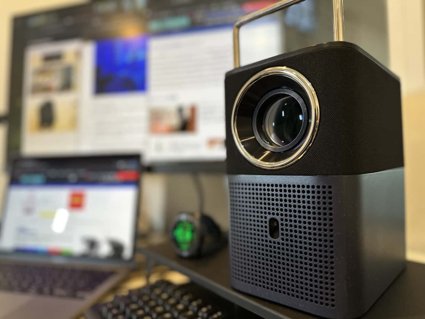 TCL A1s スマートプロジェクターをレビュー、Google TV搭載の