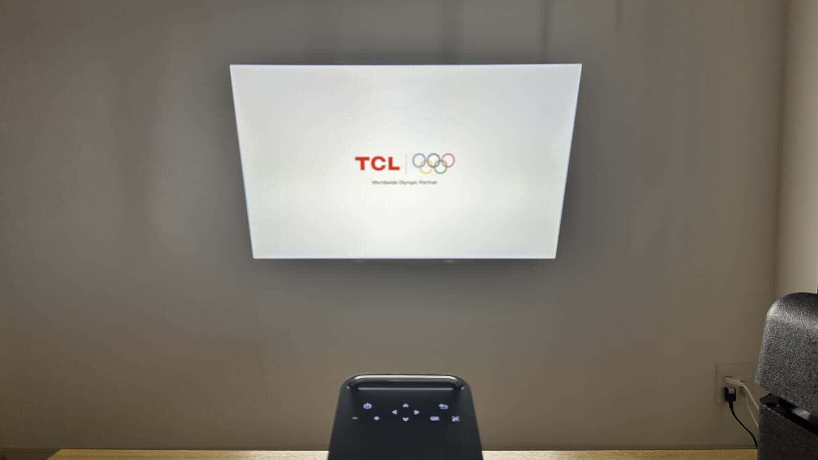 TCL A1s スマートプロジェクターをレビュー、Google TV搭載の