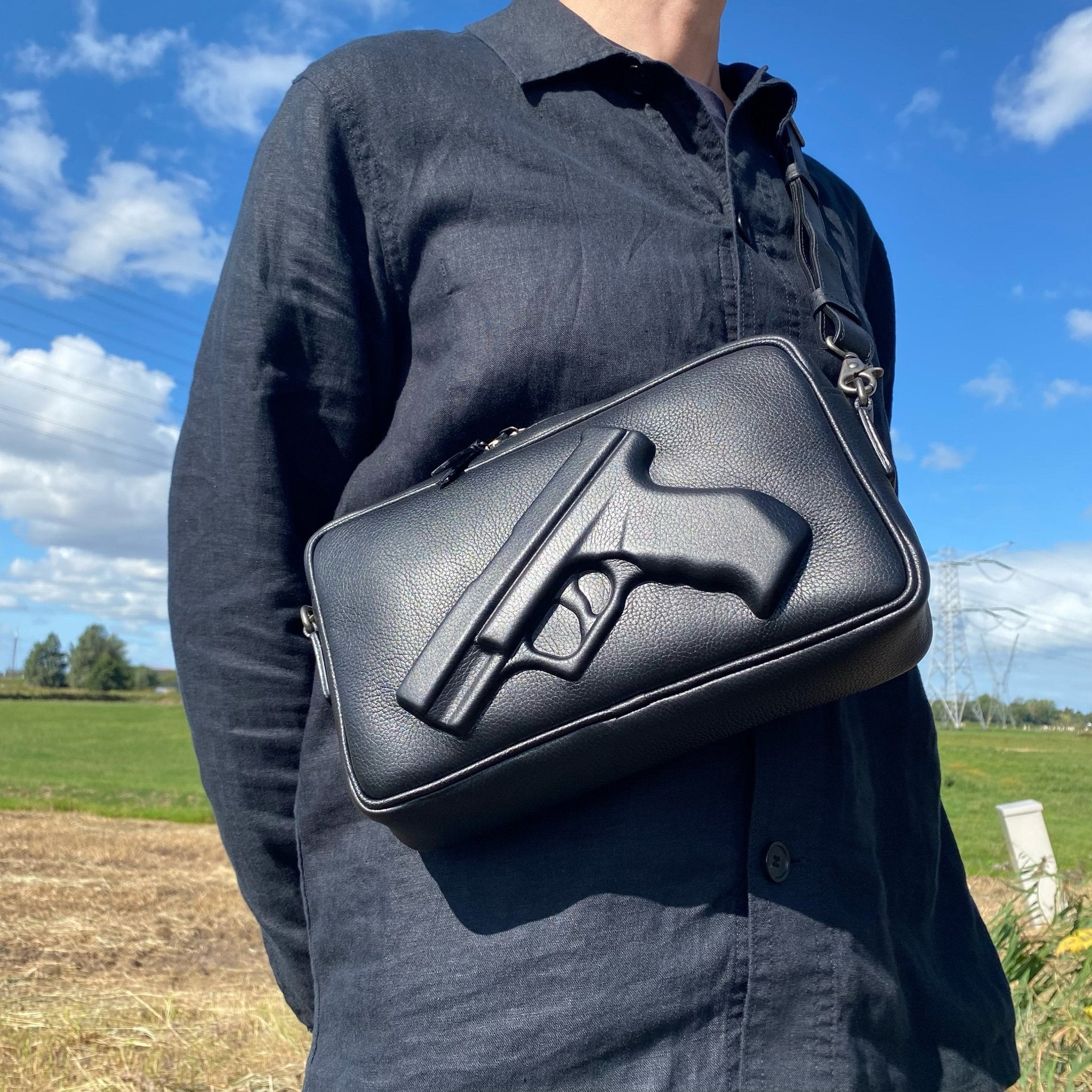 Messenger Bag Gun in Black | Vlieger & Vandam