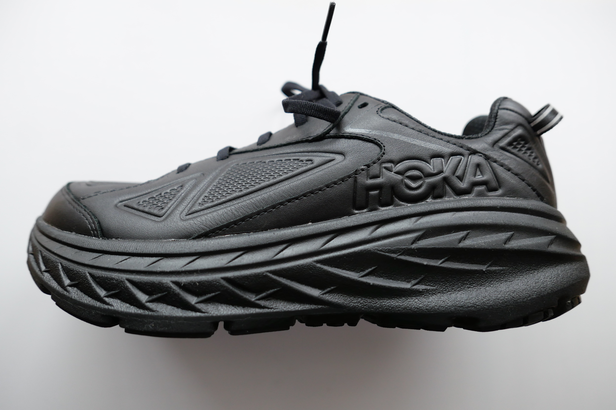 ホカオネオネ ボンダイは脚長効果で散歩が待ち遠しくなるスニーカー