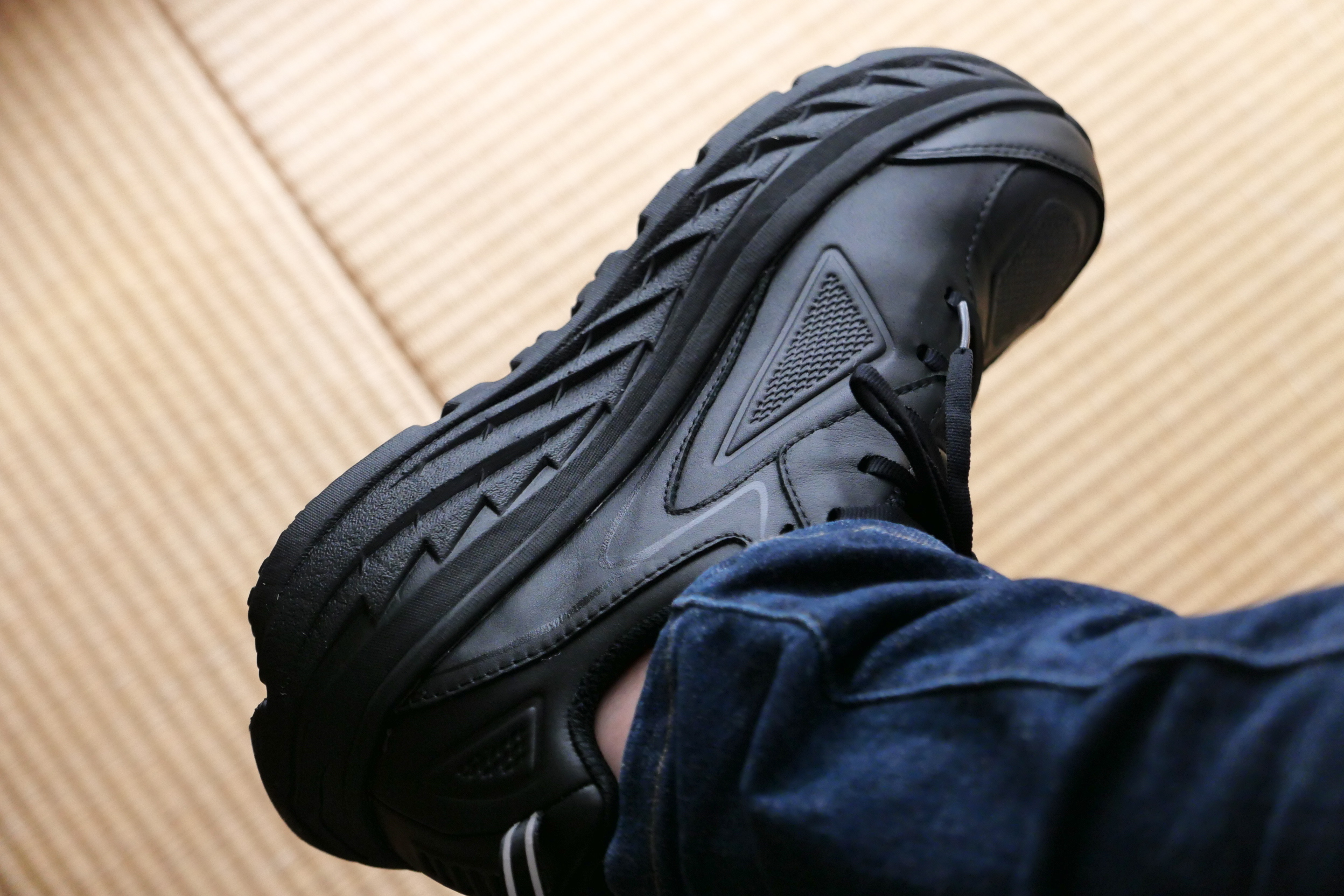 ホカオネオネ ボンダイは脚長効果で散歩が待ち遠しくなるスニーカー