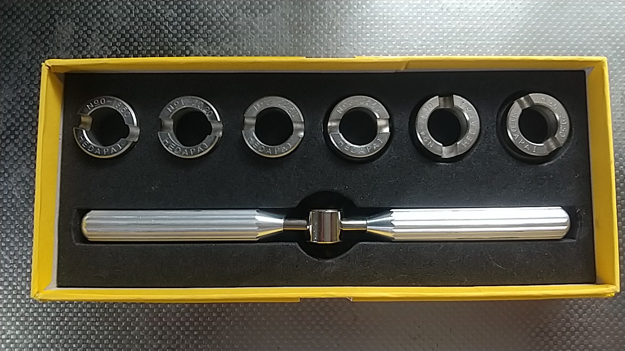 汎用ケースの裏蓋開閉にロレックス用オープナー（裏蓋開け工具）が