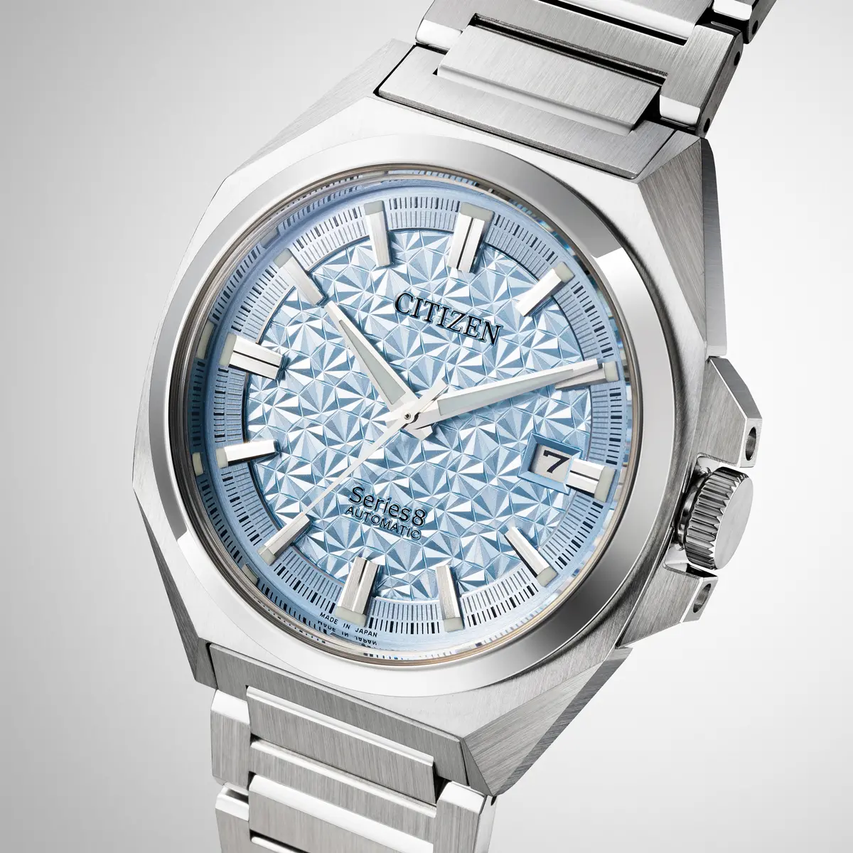 シチズン】世界限定1800本 夏に映えるアイスブルーの文字盤を採用した