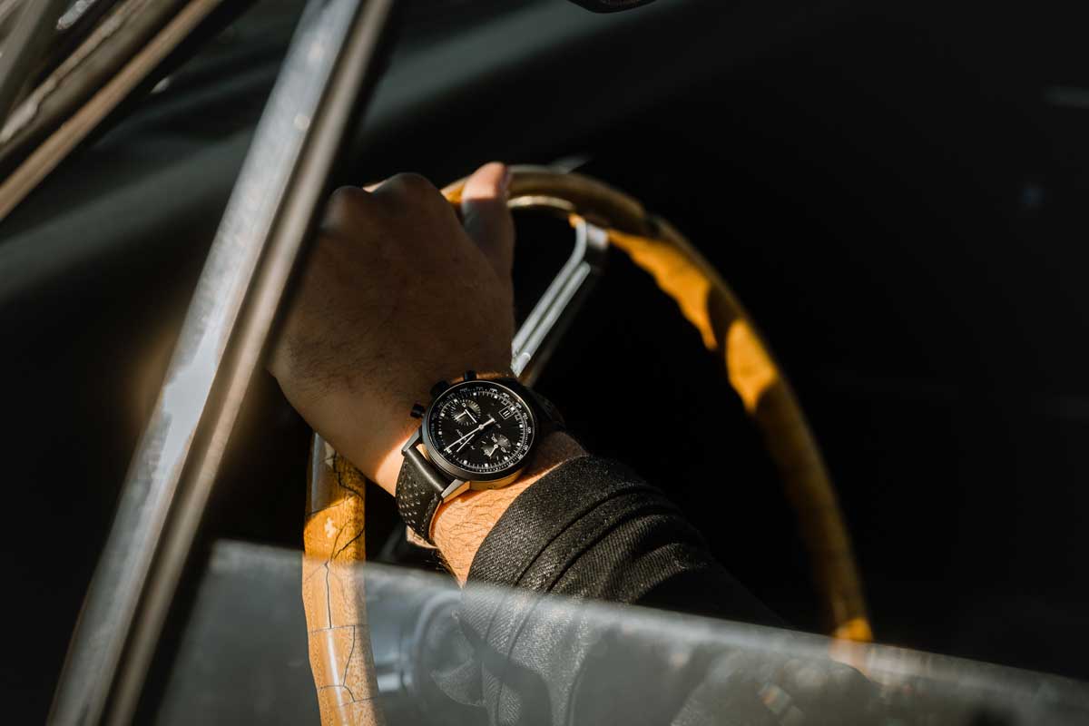 ハミルトン】ケースから文字盤、ブレスレットまで漆黒でデザインした