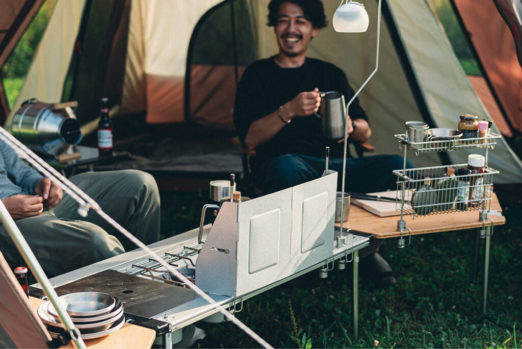 スノーピークから、テーブル上を立体的にカスタムできる新システムが