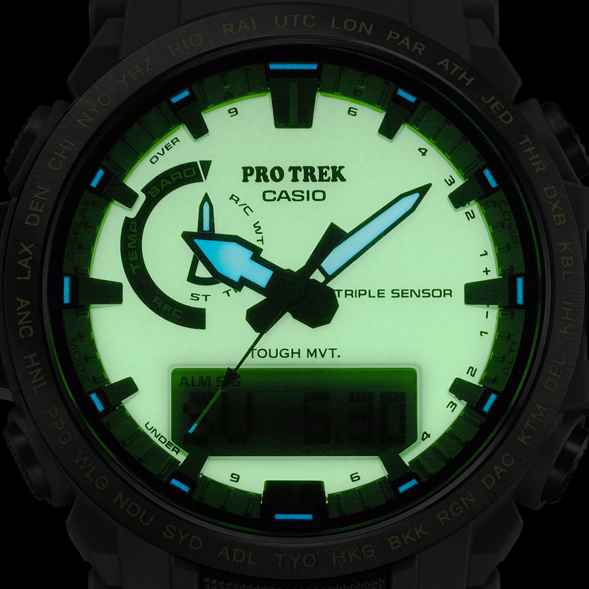 透過する全面蓄光文字板を採用して、夜の視認性ピカイチ！ プロ