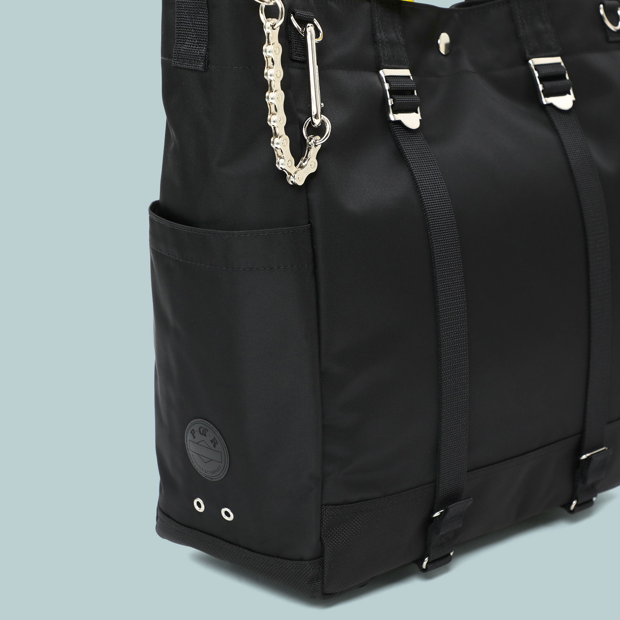 90周年を迎えた吉田カバンの「POTR／RIDE」に澄んだブラックカラーが