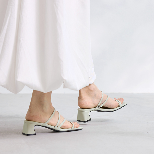 menue (メヌエ) 多連ストラップ デザインヒール ミュールサンダル 送料