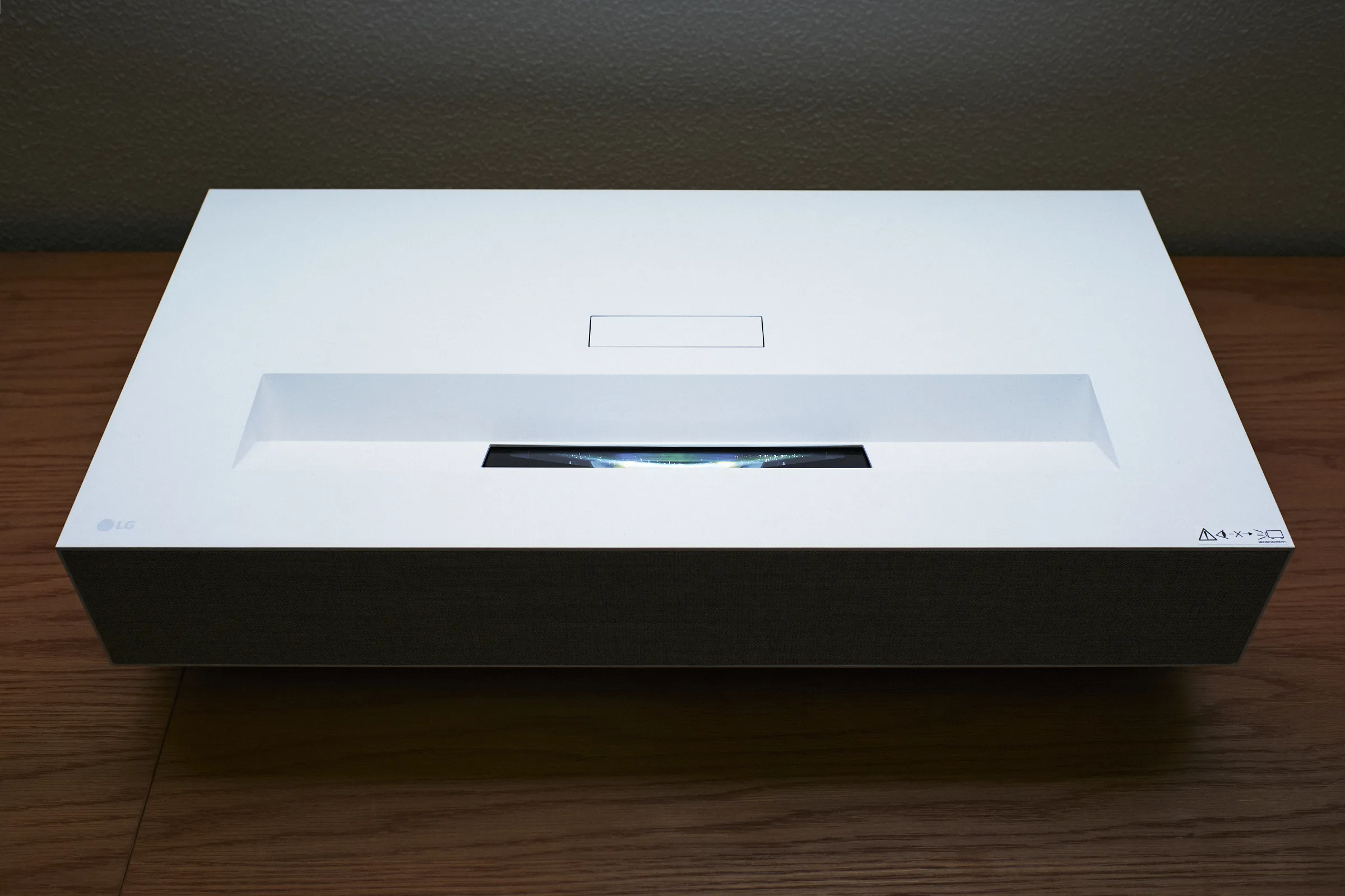 これは未来なのだ、とアートディレクターは確信した：超短焦点4K