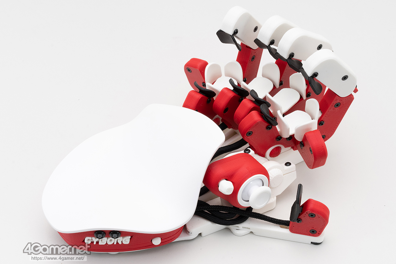 異形の片手用キーパッド「Azeron Cyborg」。慣れは必要だが手に馴染む