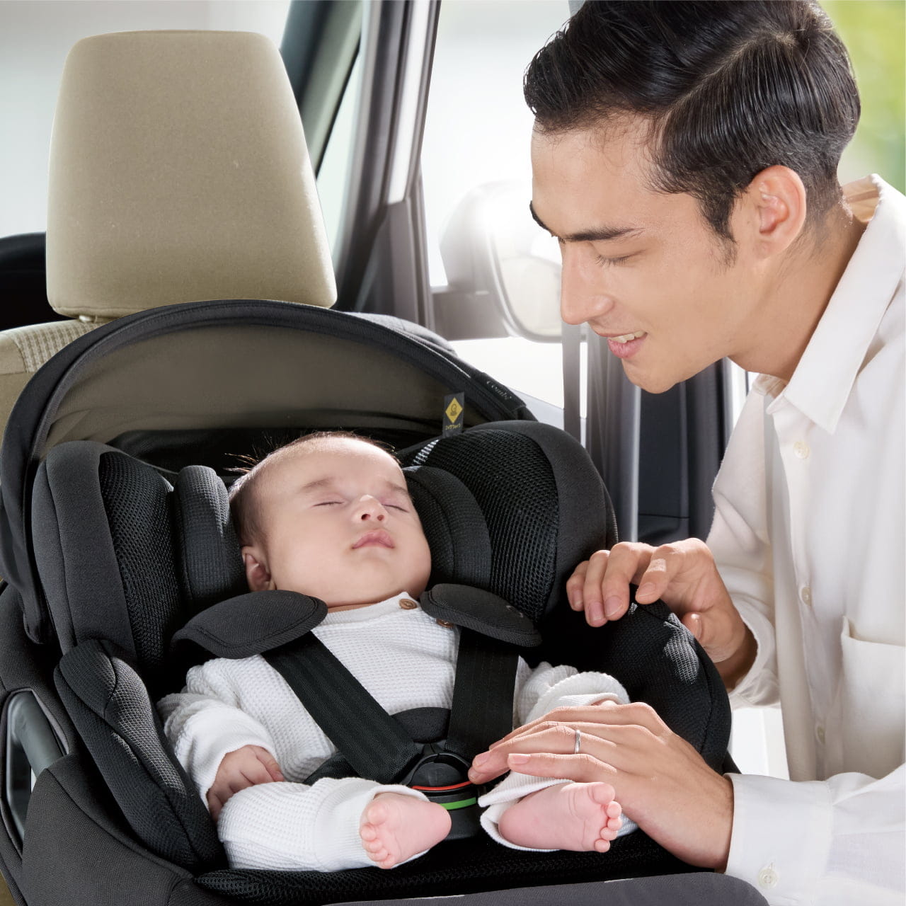 コンパクトベッド型チャイルドシート「THE S（ザ・エス）」｜コンビ