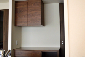 ウォールナット 吊り戸棚のキッチンボード | 神戸の家具屋【cachito