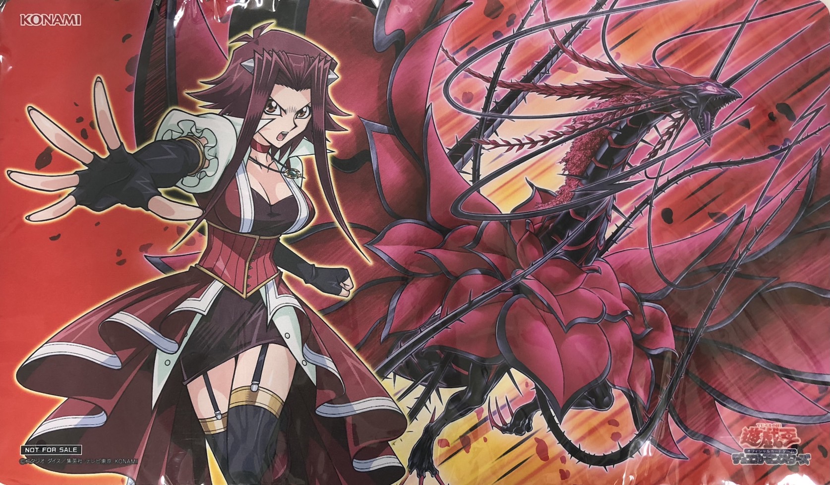 プレイマット『十六夜アキ&黒薔薇の破滅竜』【-】{-}《プレイマット》