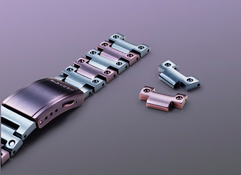 パープルとブルーのバイカラーが映えるメタル“G-SHOCK” | 2021年