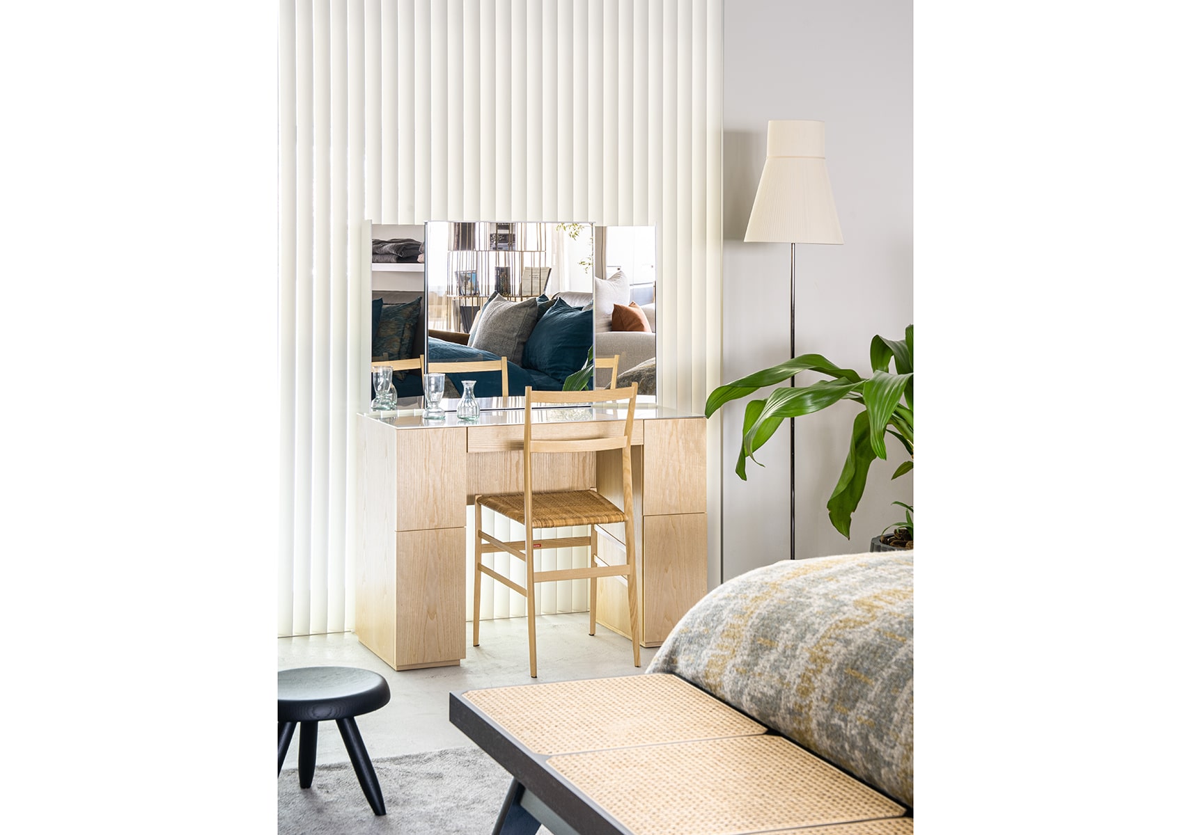 IXC (イクスシー) MAKE UP メイクアップ ドレッサー ﾎﾜｲﾄｱｯｼｭ