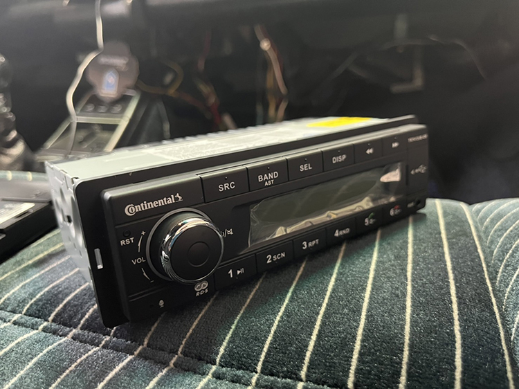 ポルシェ964 オーディオ取付け bluetooth対応！ | アルファーオート