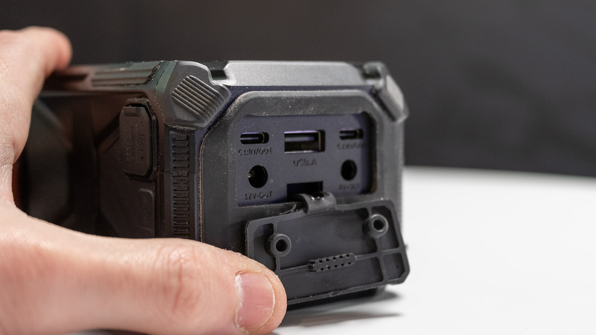 SmallRigがXTouch Smart Triple-Proof V-Mount Battery X99を発表 | CineD