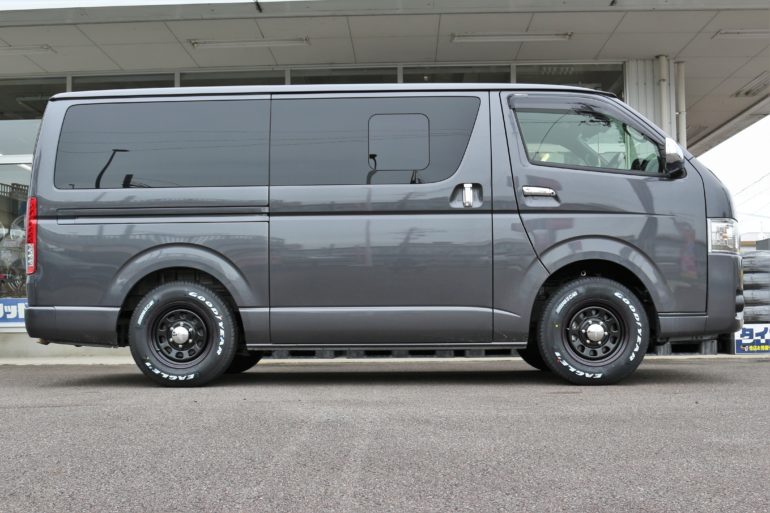 ハイエースにデイトナとグッドイヤーのナスカーで王道ドレスアップ