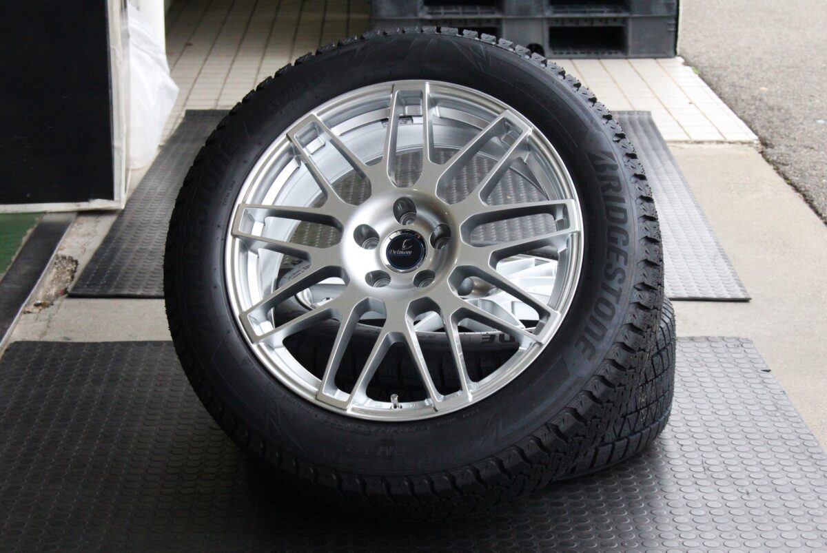 クラウンクロスオーバー にスタッドレスタイヤ。19インチホイールと225