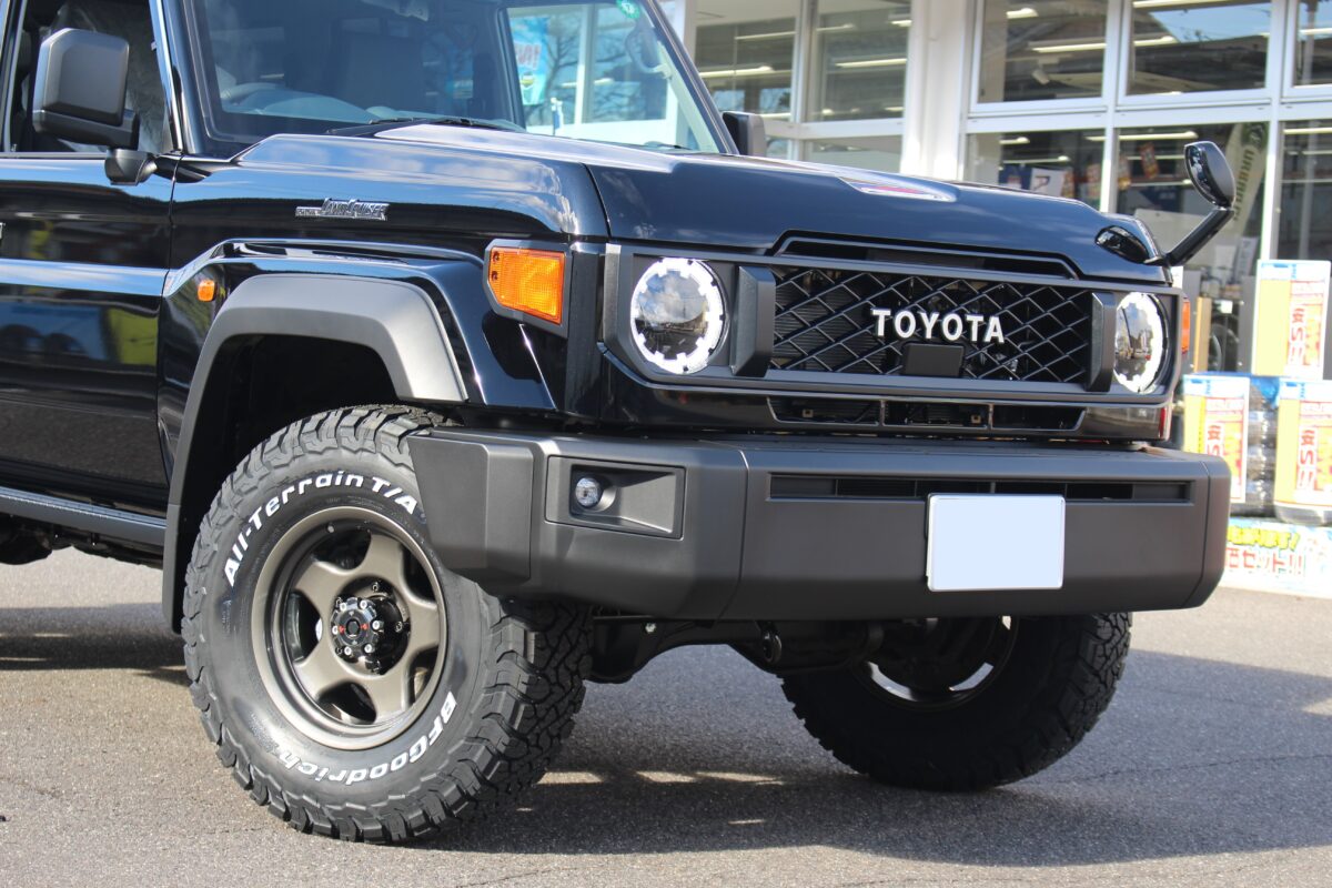 再再販ランクル70のホイールサイズは前後インセットを変えると言う