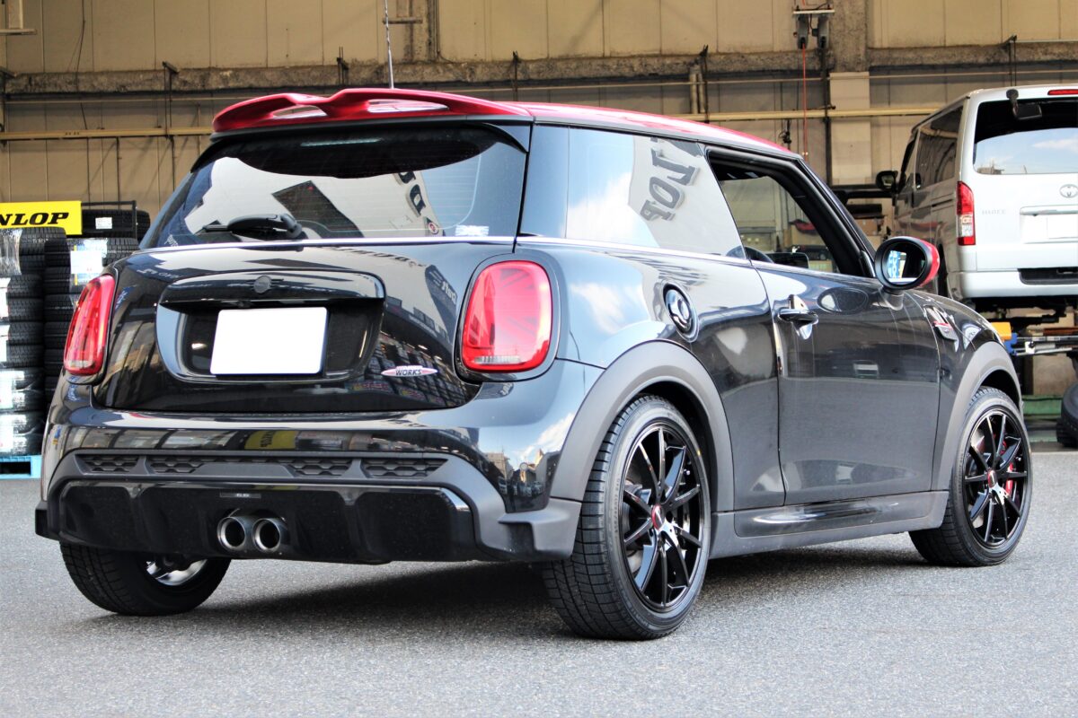 F56 ミニ JCW にスタッドレスタイヤセット。ビッグキャリパーも逃がす