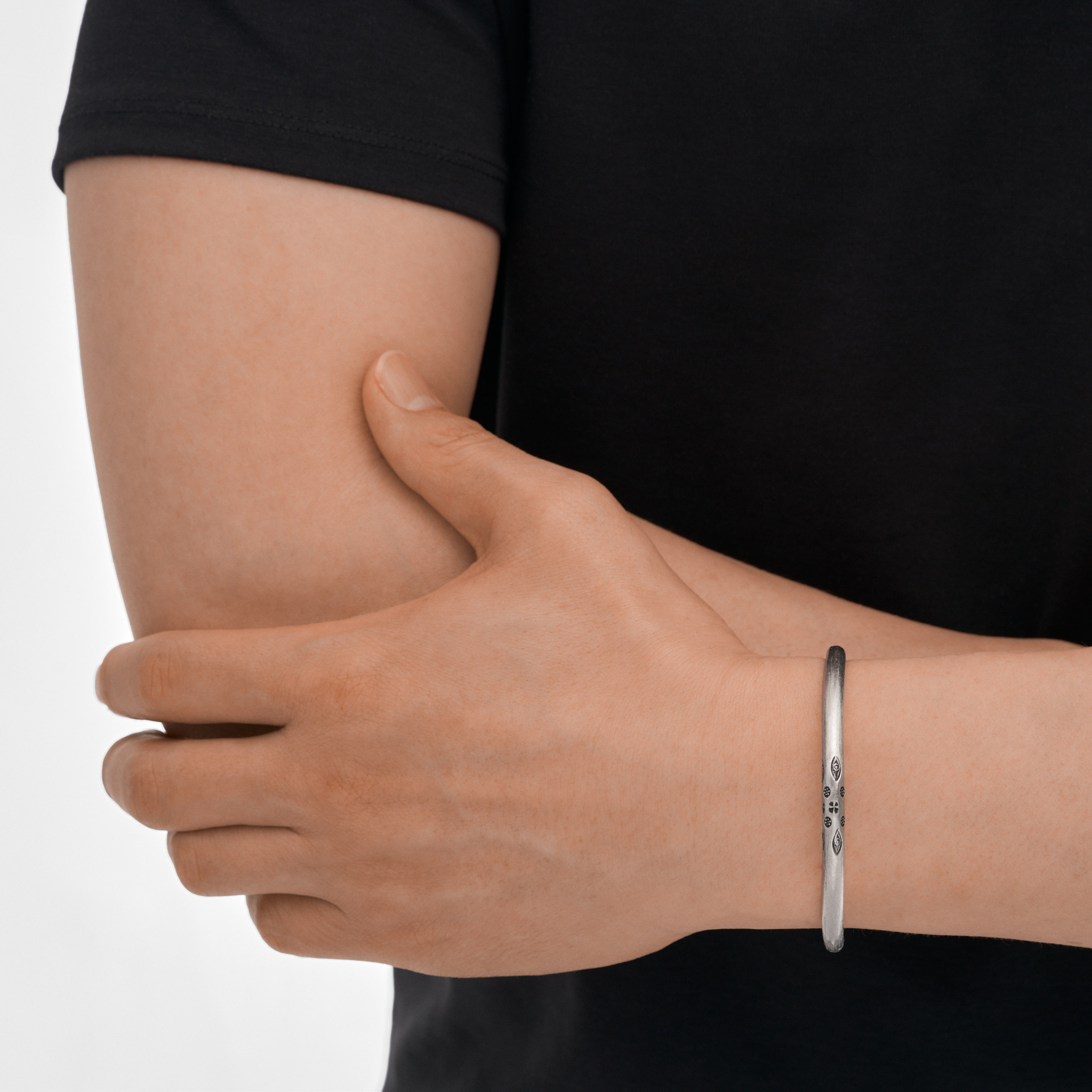 カレン族シルバー バングル フリーサイズ 幅広 太め 眼文様 護身符