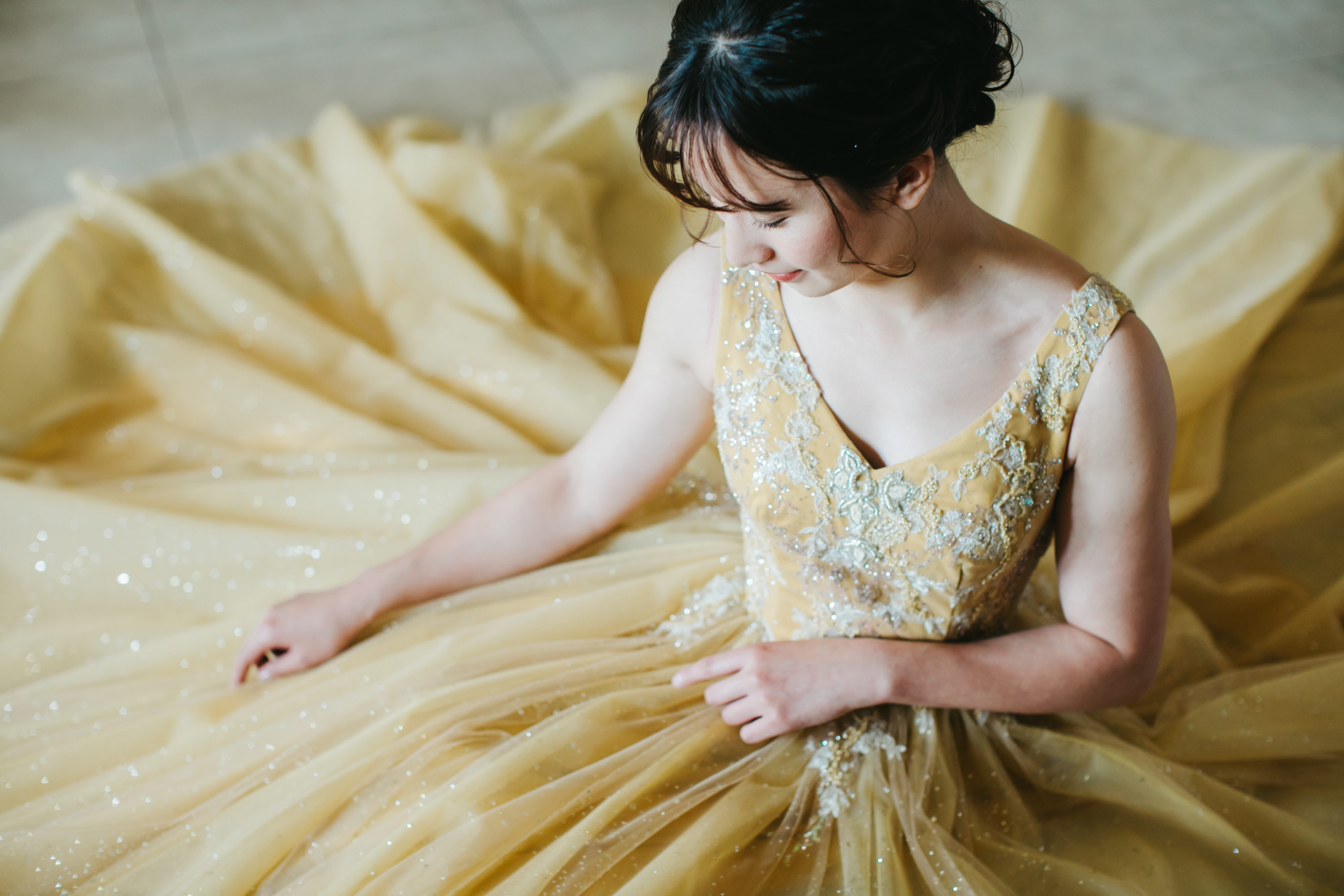 新作発表／3着目はキラキラ輝く大人イエローのカラードレス