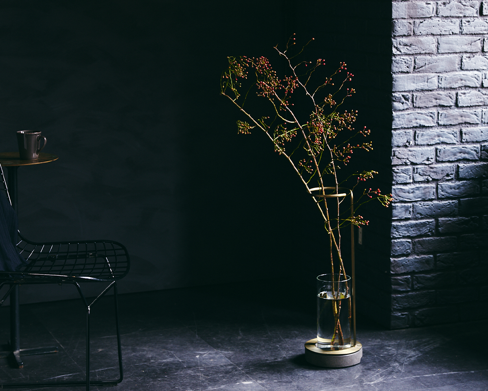 枝を気軽に楽しめる専用ベース「EDA VASE」 | 青山フラワーマーケット