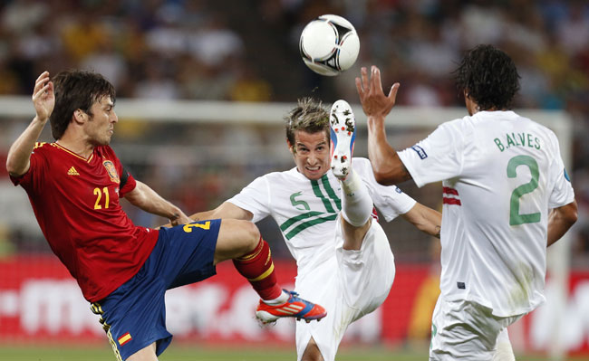 朝日新聞デジタル：激しくボールを奪い合うポルトガルのファビオ