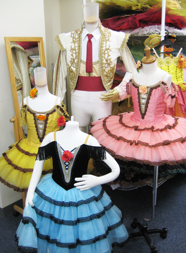 新宿ディスプレイを変更いたしました – 子供・大人のバレエ衣裳（衣装