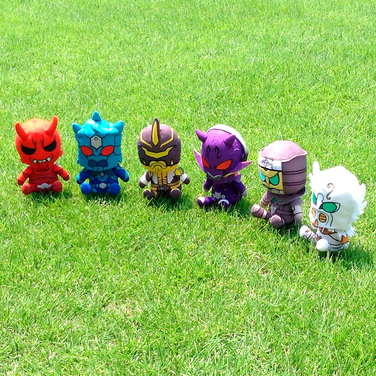 仮面ライダー電王」のモモタロスと“ぬい撮り” イマジン6人のぬいぐるみ