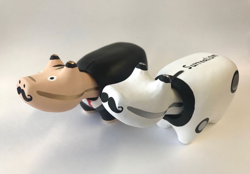 会津の民芸品「赤べこ」×サルバドール・ダリ ダリにオマージュを込めて