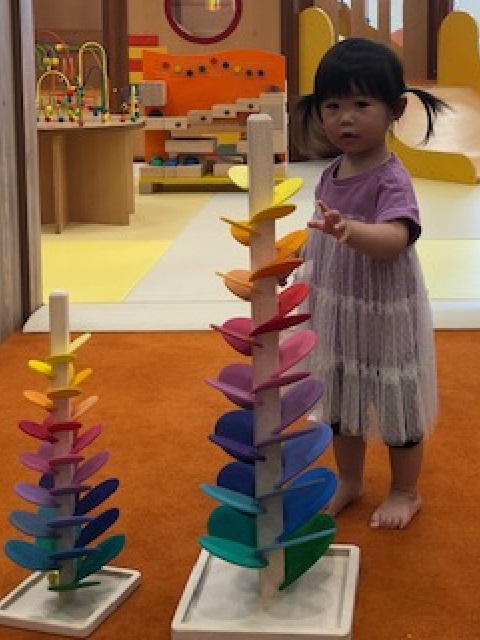 やさしい音色のカラコロツリー♪♪♪｜トット・ガーデン ハレノテラス