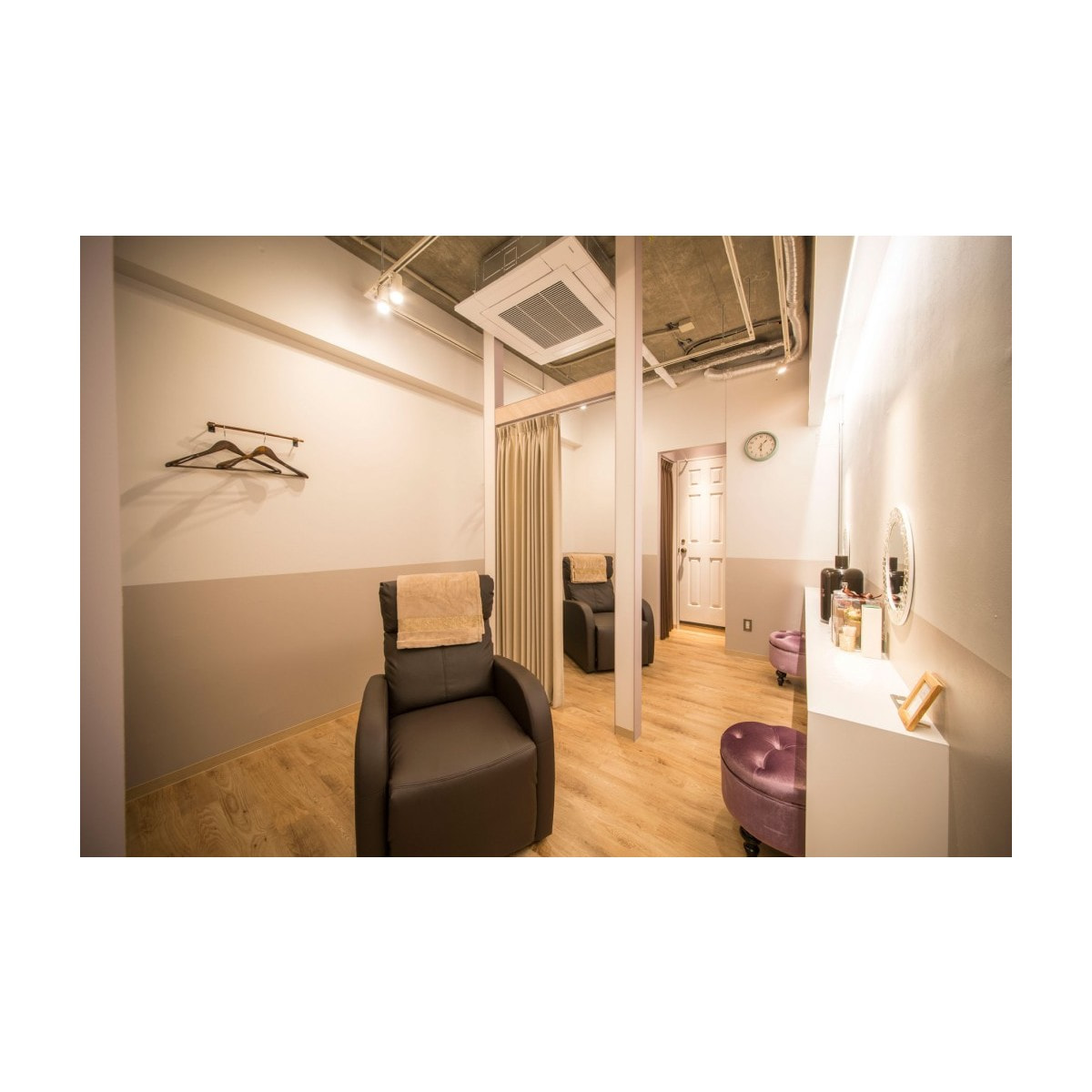 ラウンジチェアDX（レッグレスト連動タイプ）ホワイト【幅66cm】の卸