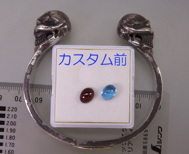 ストップライト・2スカルバングルのスカルの目に、レッドガーネット