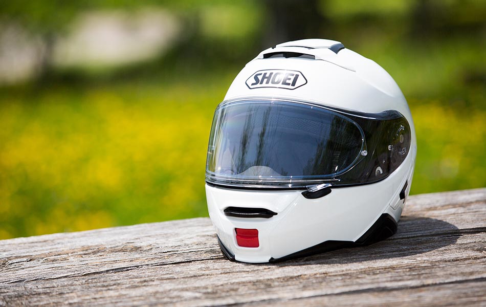 ライダーが求めるすべての機能をフル装備したSHOEIシステムヘルメット