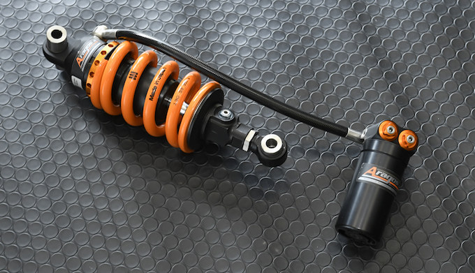 カスタムショップの知識を注入したアラゴスタのサスペンション バイク