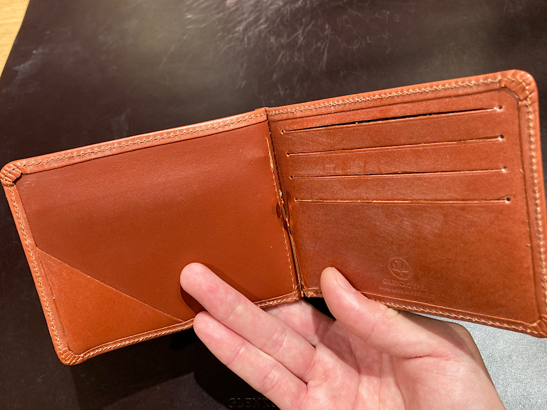 あなたはどちらを選ぶ？人気定番ウォレットのご紹介 | 丸の内店