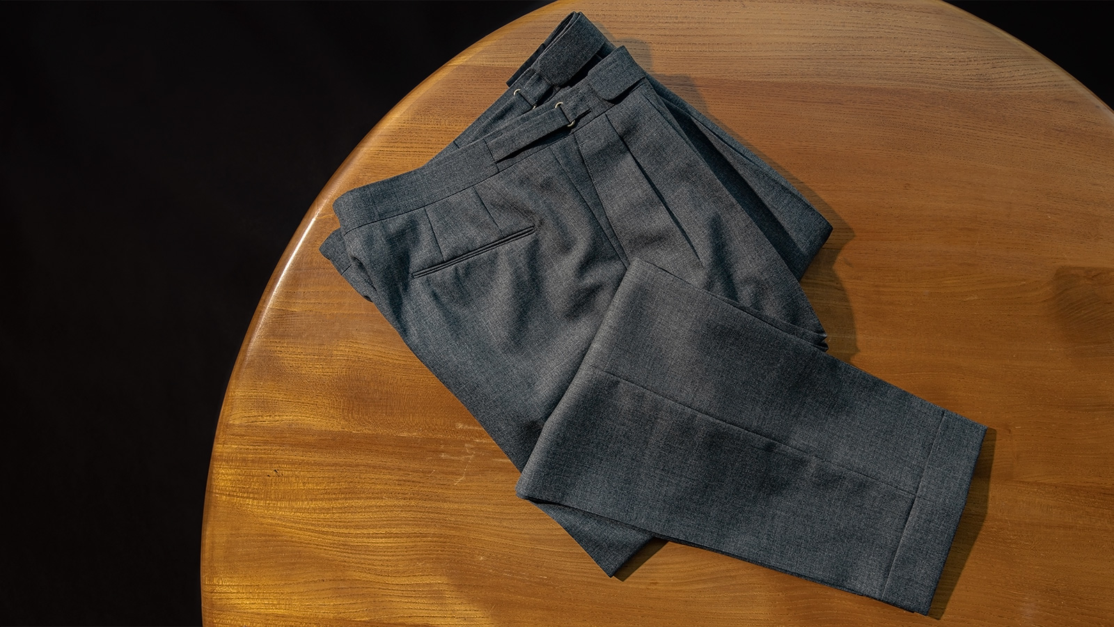 目指すは“究極のグレーパンツ”！“今”のベーシックを突き詰めた