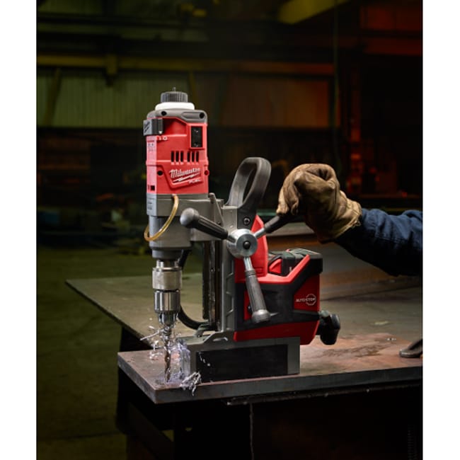 Milwaukee M18 FUEL 1-1/2 Inch Magnetic Drill with Optional Kit