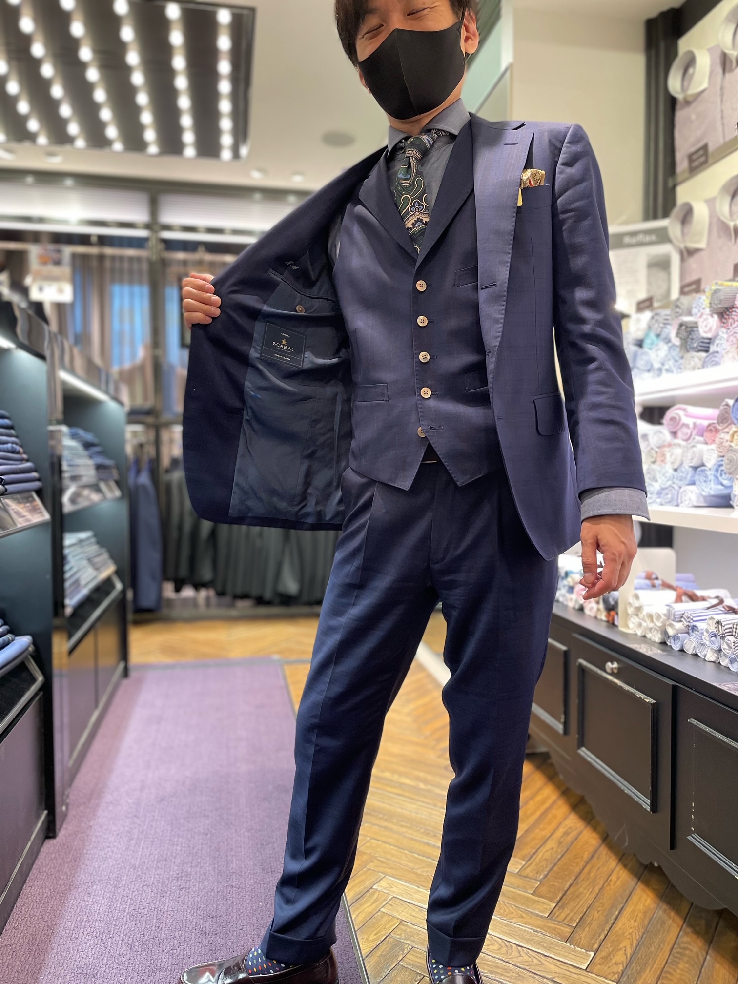 王道のネイビースーツ あなたならどんなあわせ方をする