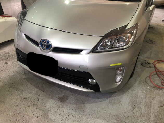 30プリウス 雪山にぶつけてしまい傷だらけのフロントバンパー修理