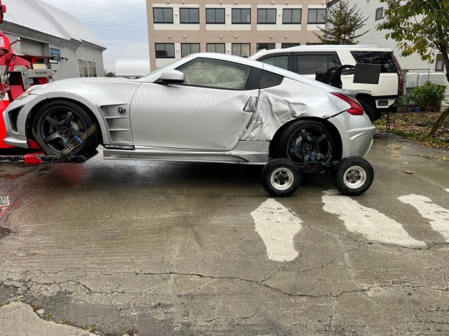 単独事故で走行不可能な状態の日産フェアレディZがレッカー入庫｜傷