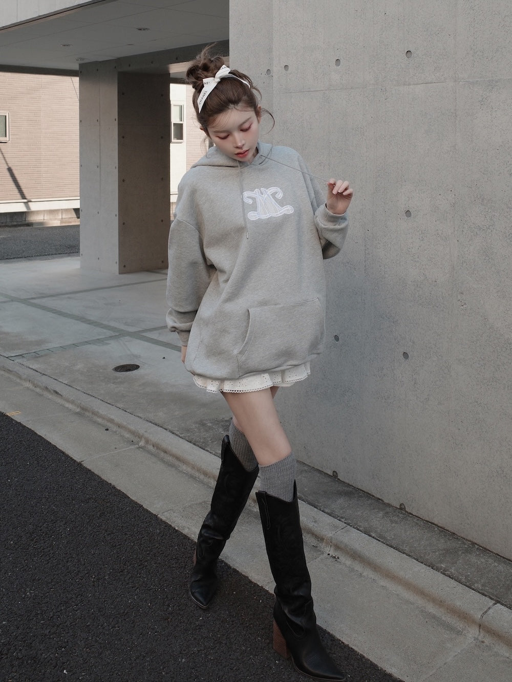 レースアップリケロゴフーディ – Darich (ダーリッチ)